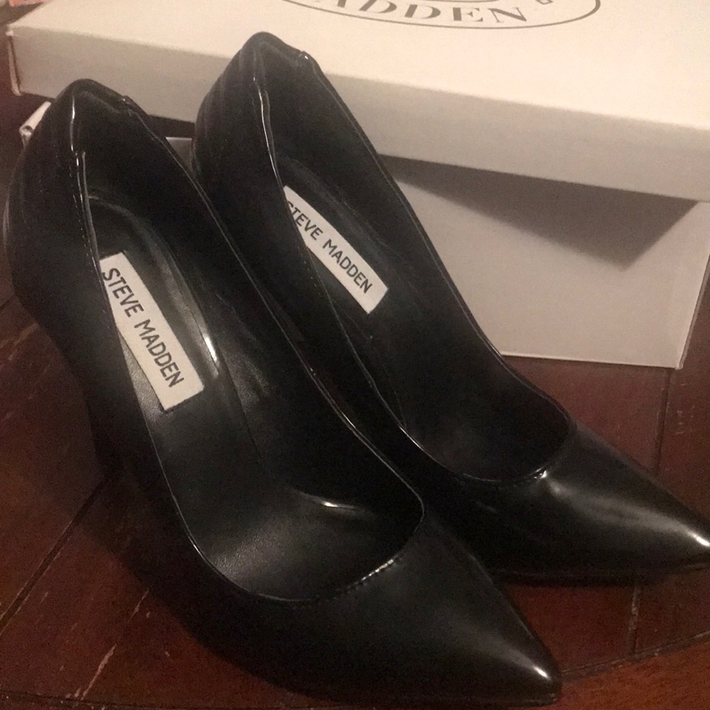 Black size 6 Steve Madden heel